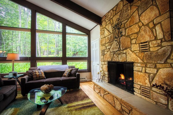 Interior - 3-Bedroom 2 Bath Cozy Chalet 1 Mile From Mountain! (Lanesville)