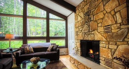 3-Bedroom 2 Bath Cozy Chalet 1 Mile From Mountain!