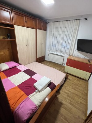 3 habitaciones, tabla de planchar con plancha, wifi y ropa de cama 