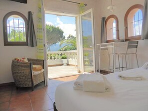 6 chambres, fer et planche à repasser, Wi-Fi, draps fournis