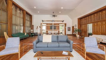 Een smart-tv en boeken