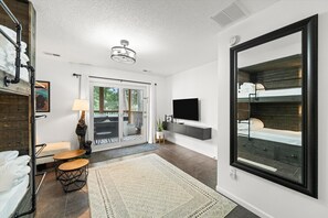 2 habitaciones, tabla de planchar con plancha y cuna de viaje