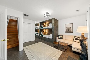 2 多间卧室、客房内保险箱、熨斗/熨衣板、WiFi