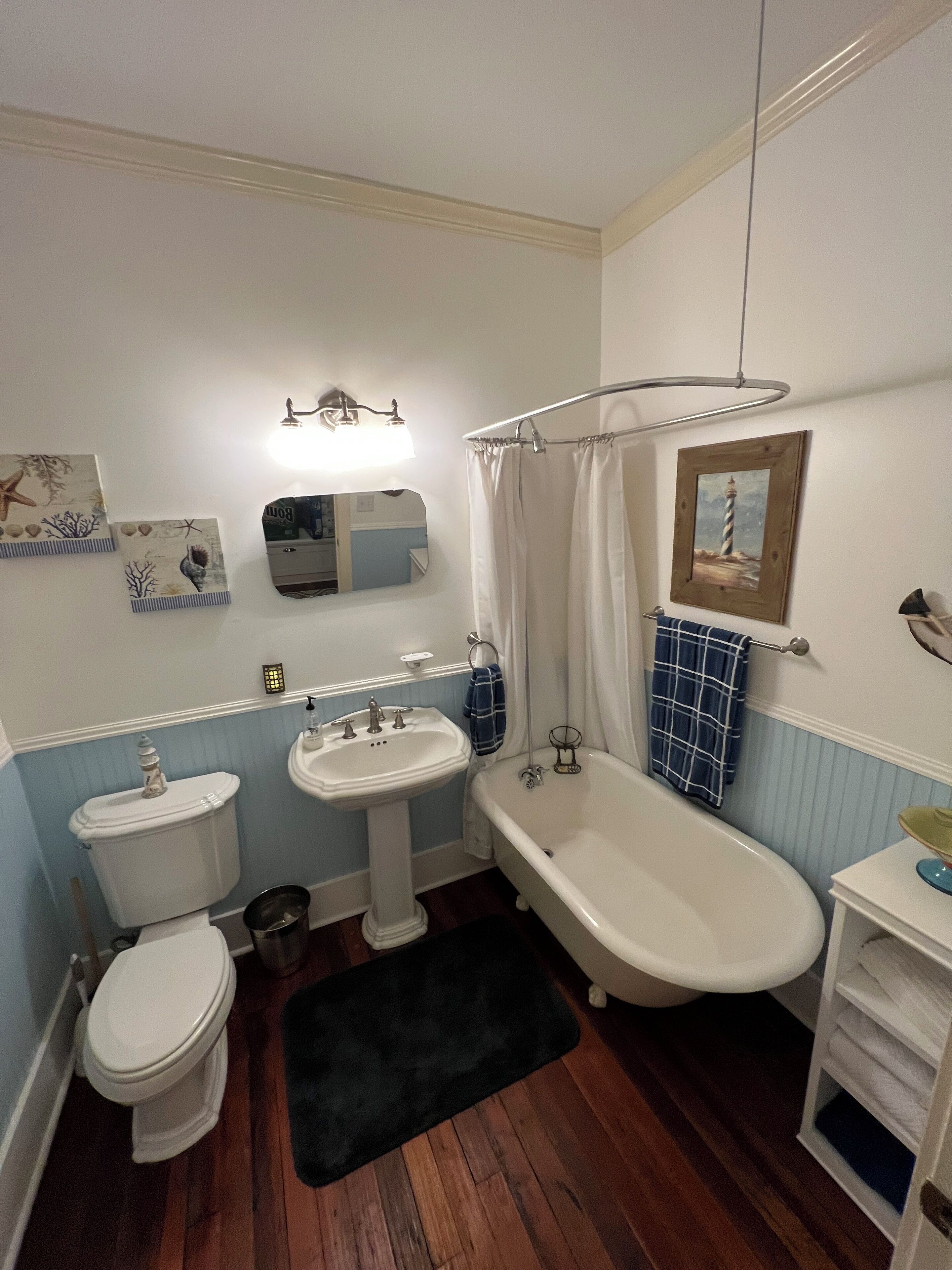 Un baño con inodoro, lavabo y bañera.