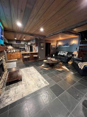 Living area - Masters rental 5-bedroom farmhouse with WiFi, AC in serene North Augusta (North Augusta)