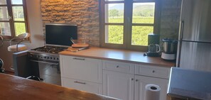 Mikrobølgeovn, ovn, kokeplater og oppvaskmaskin