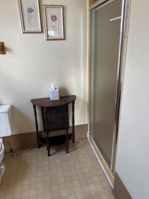 Een douche, handdoeken