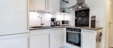 冰箱、微波炉、烤箱、炉灶