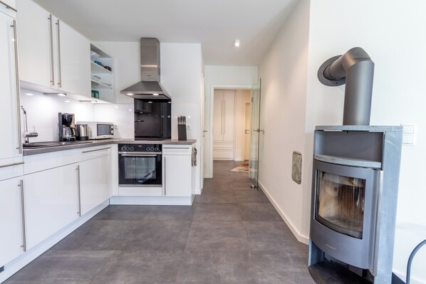 Refrigerador, microondas, horno y parrilla de estufa 