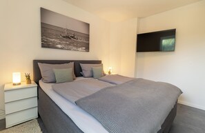 2 quartos, ferros/tábuas de passar roupa, berço de viagem