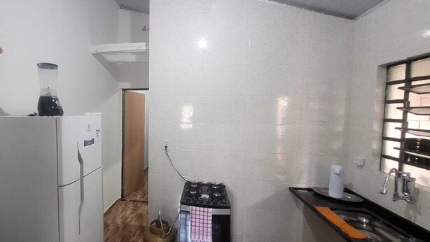 A compact kitchen with a refrigerator, a gas stove, and a sink. - Holiday home, seasonal rental, guesthouse, ranch, Rosana Beach Resort (CDHU Velho Rosana)
