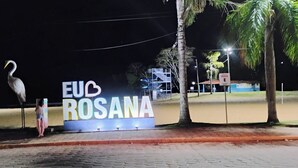 A sign with "EURO ROSANA" and a bird sculpture. - Holiday home, seasonal rental, guesthouse, ranch, Rosana Beach Resort (CDHU Velho Rosana)