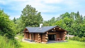 A log cabin with a porch and a covered patio area. - Villa in Lomnice nad Popelkou (Lomnice nad Popelkou)