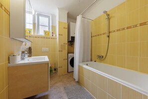 Haartrockner, Handtücher, Shampoo, Toilettenpapier