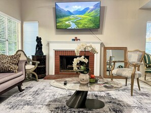 Smart TV, chimenea y libros 