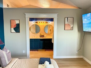 4 bedrooms, desk, iron/ironing board, WiFi