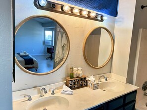 Een douche, een haardroger, een bidet, handdoeken