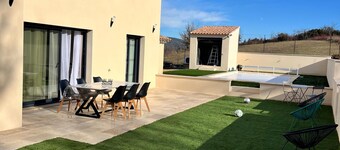 Modern villa with 4 bedrooms, heated pool and panoramic views