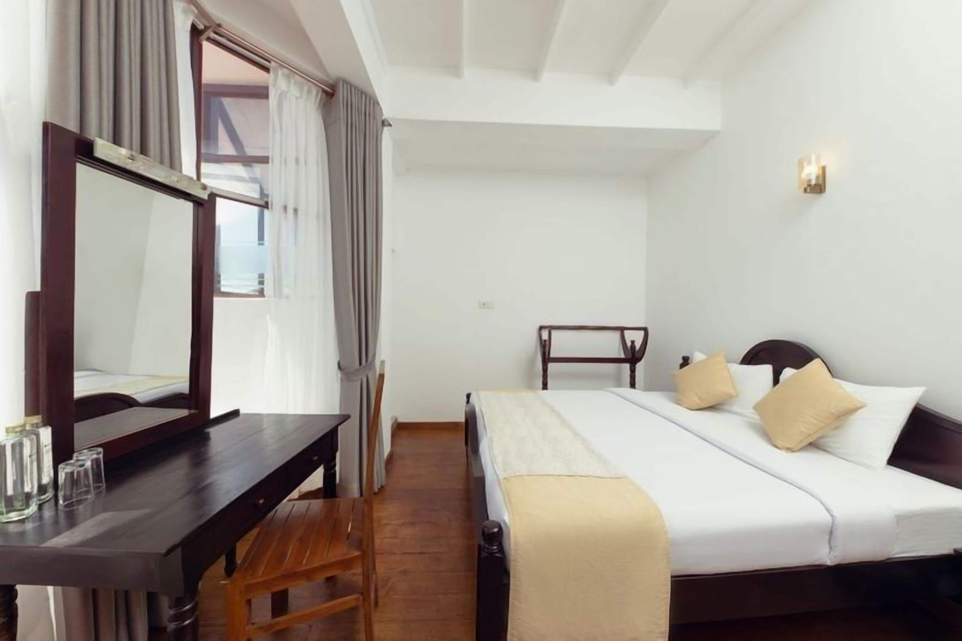 Quarto casal luxo, vista para o lago | Individualmente mobiliados, escrivaninha