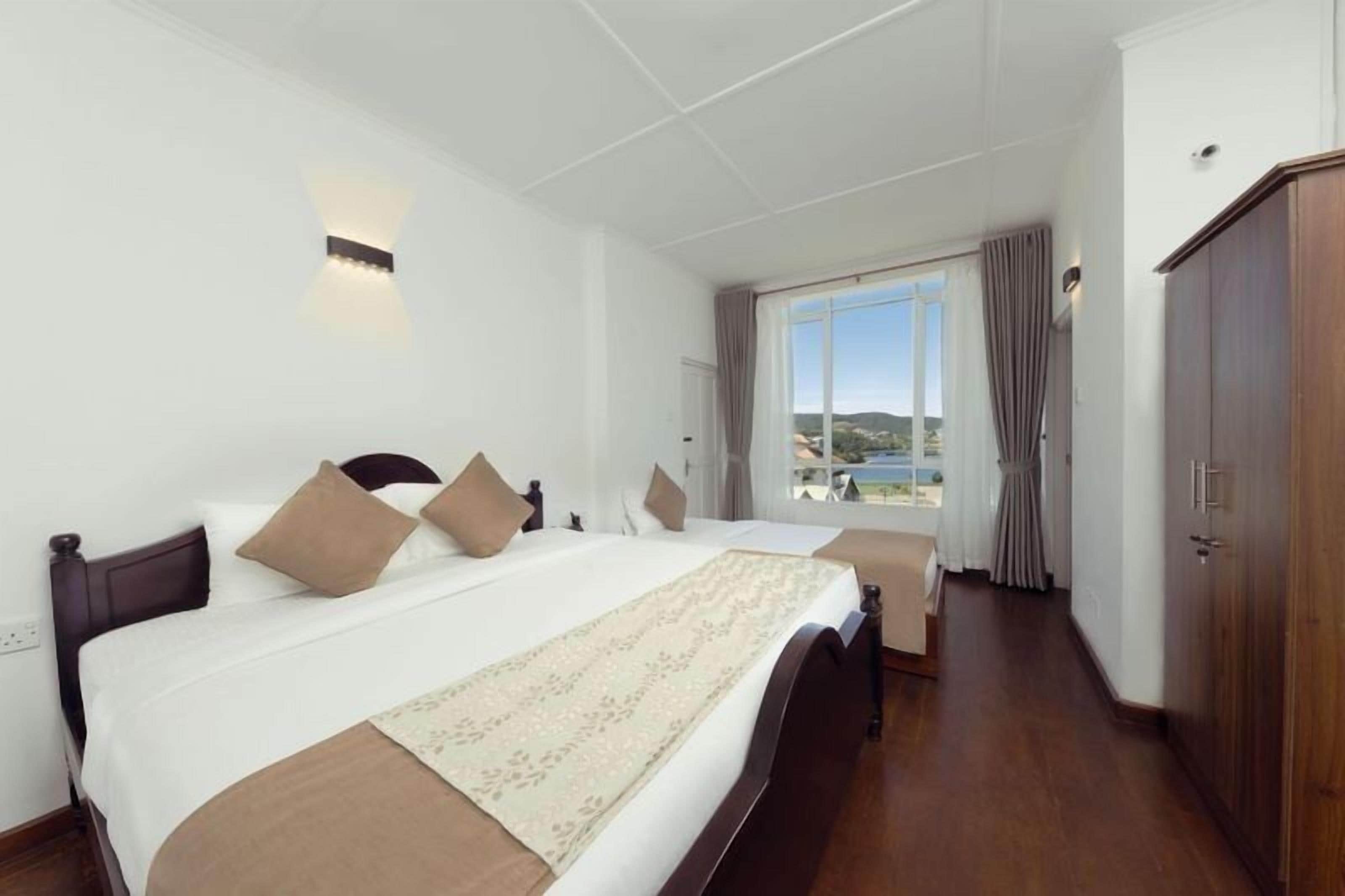 Quarto casal luxo, vista para o lago | Individualmente mobiliados, escrivaninha