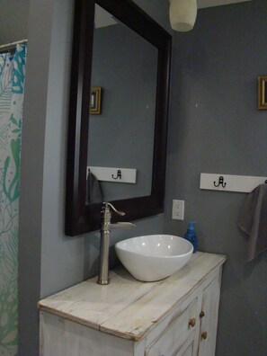 Douche, serviettes fournies, papier toilette