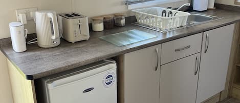 Een koelkast, een magnetron, een oven, een kookplaat