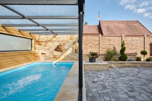 Villa | Piscina | Una piscina cubierta, una piscina al aire libre