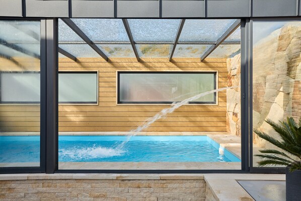 Vila | Piscina | Piscina interna, piscina externa