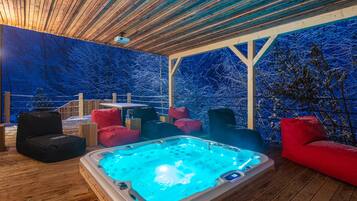 Villa | Outdoor spa tub