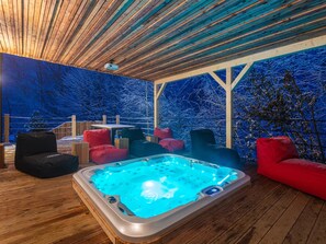 Villa | Outdoor spa tub - Villa in Celadna With Outdoor Cinema & Whirlpool (Celadna)