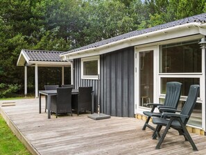 House | Outdoor dining - Holiday Home With Spacious Garden (Saltum)