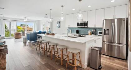 Modern Coastal Condo-4 Minute Walk to the Beach