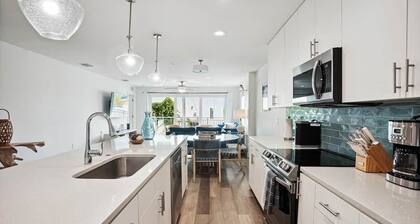 Bright & Beachy Luxury Condo