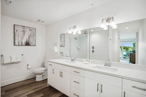 Douche, sèche-cheveux, bidet, savon