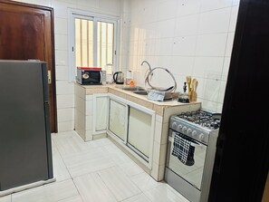 Kylskåp, mikrovågsugn, ugn och spishäll