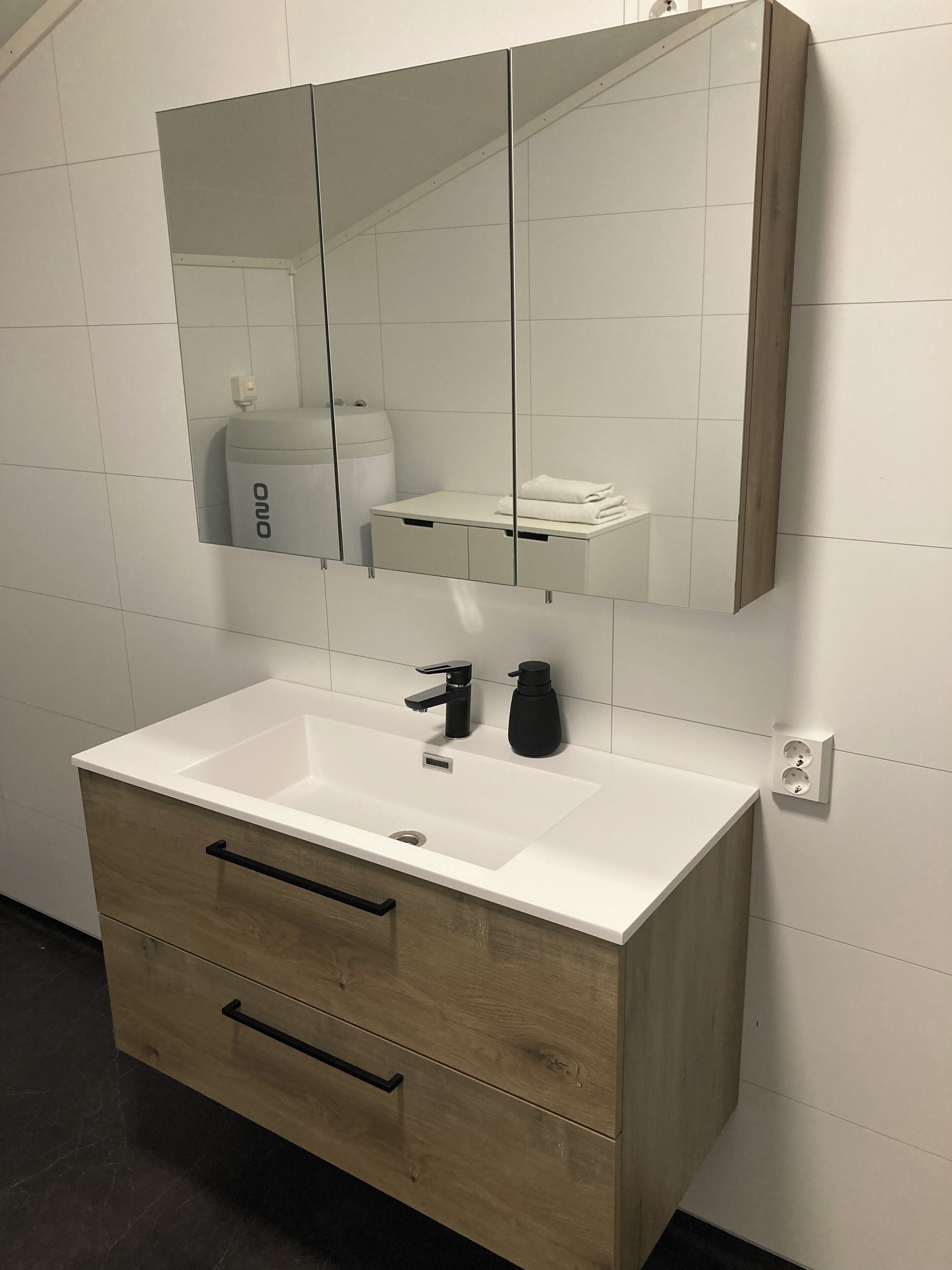 Dusj, hårføner, håndklær og såpe