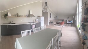 Una cocina moderna con comedor, un sofá y una mesa de fútbol.