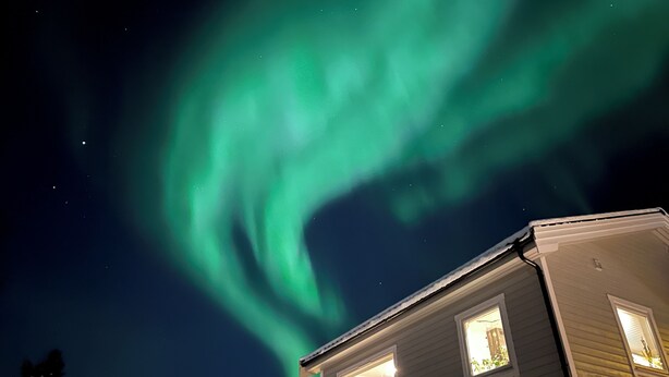 Una casa con vista a las auroras boreales.