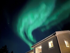 Ein Haus mit Blick auf das Nordlicht.