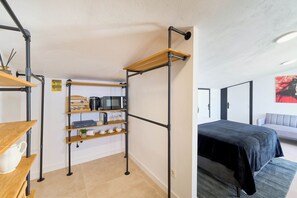 1 habitación, tabla de planchar con plancha, wifi y ropa de cama