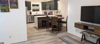 Adventure Basecamp: Newly Built Retreat steps from Downtown Victor