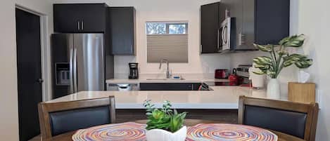Refrigerador, microondas, horno, placa de cocina