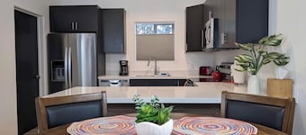 Adventure Basecamp: Newly Built Retreat steps from Downtown Victor