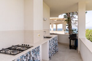 Fridge, oven, dishwasher, cookware/dishes/utensils