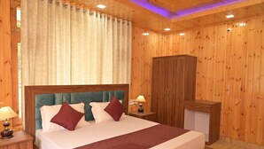Una habitación con paneles de madera, con una cama, una mesita de noche, una lámpara y un armario.