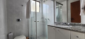 Hårtork, handdukar, tvål och toalettpapper