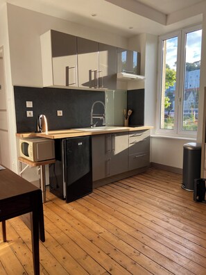 Kühlschrank, Mikrowelle, Ofen, Herdplatte