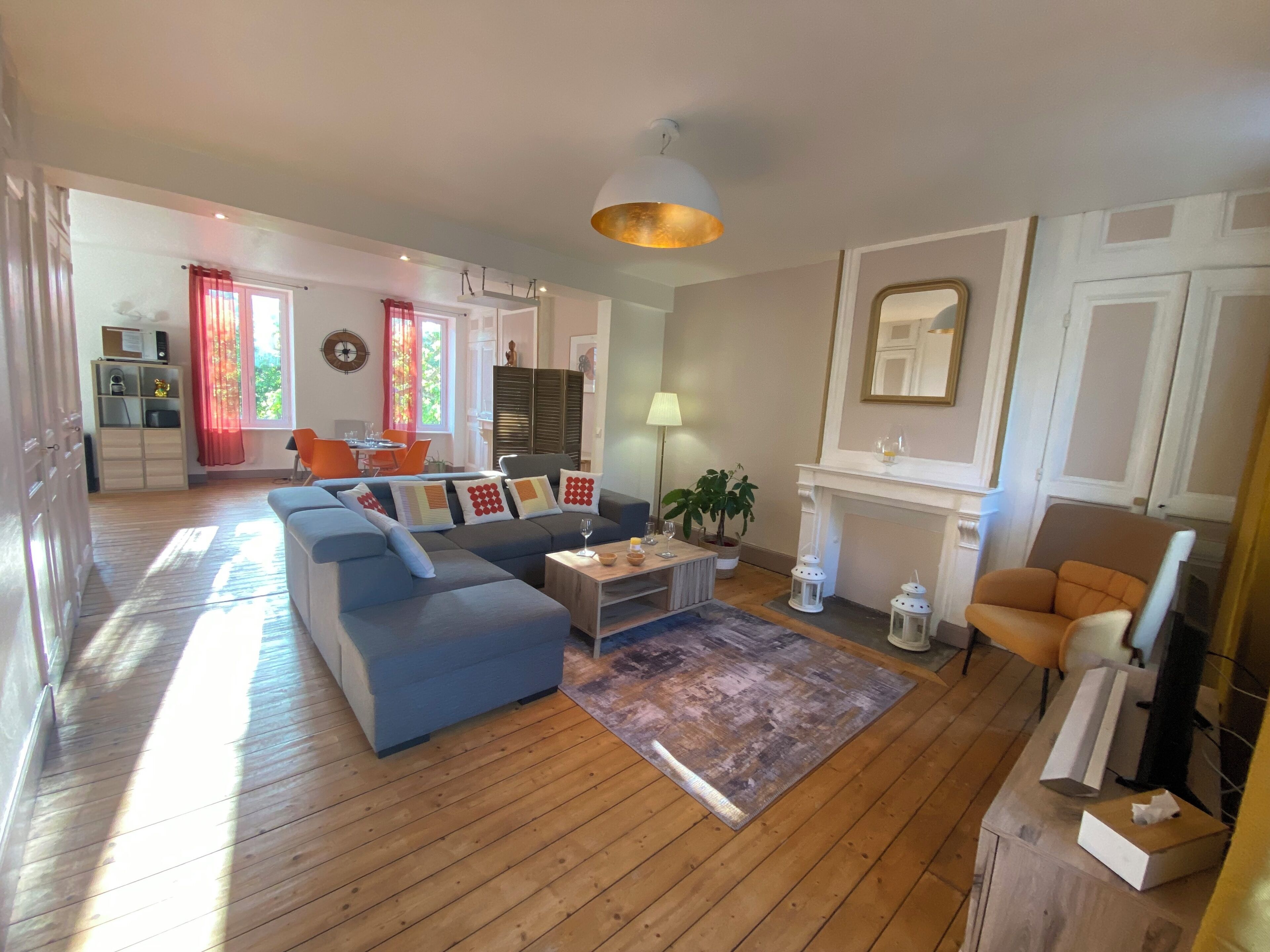 تلفزيون ذكي، ألعاب فيديو، مشغل دي في دي، كُتُب