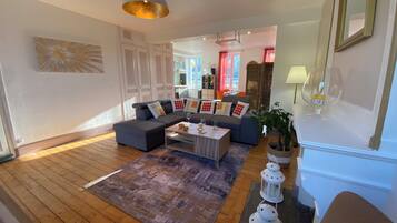 TV connectée, jeux vidéo, lecteur de DVD, livres