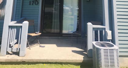 Charming 2-bedroom condo in superb Ellicottville with AC, WiFi